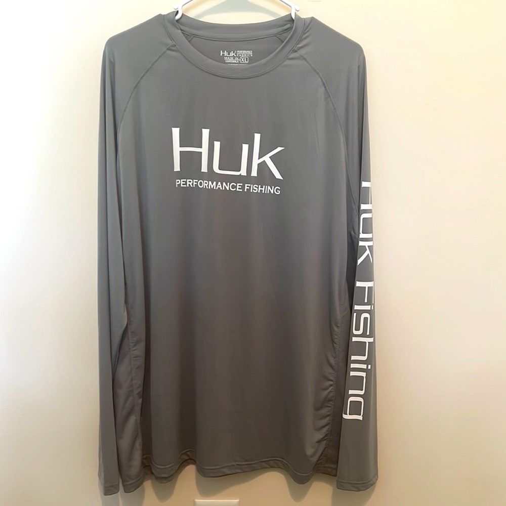 Men’s Huk fishing shirt. Small stitching issue located on the back of the neck.